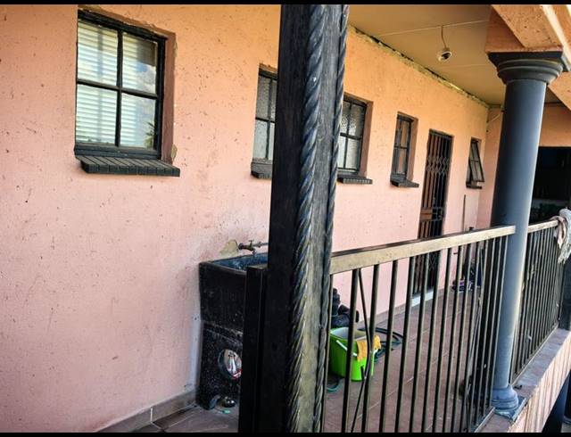 11 BEDROOM HOUSE FOR SALE IN RABIE RIDGE